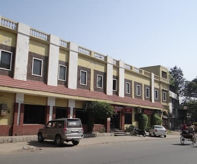 https://imgcld.yatra.com/ytimages/image/upload/t_hotel_yatra_city_desktop/v1439592784/Domestic Hotels/Hotels_Amritsar/Grand Hotel/Overview.jpg